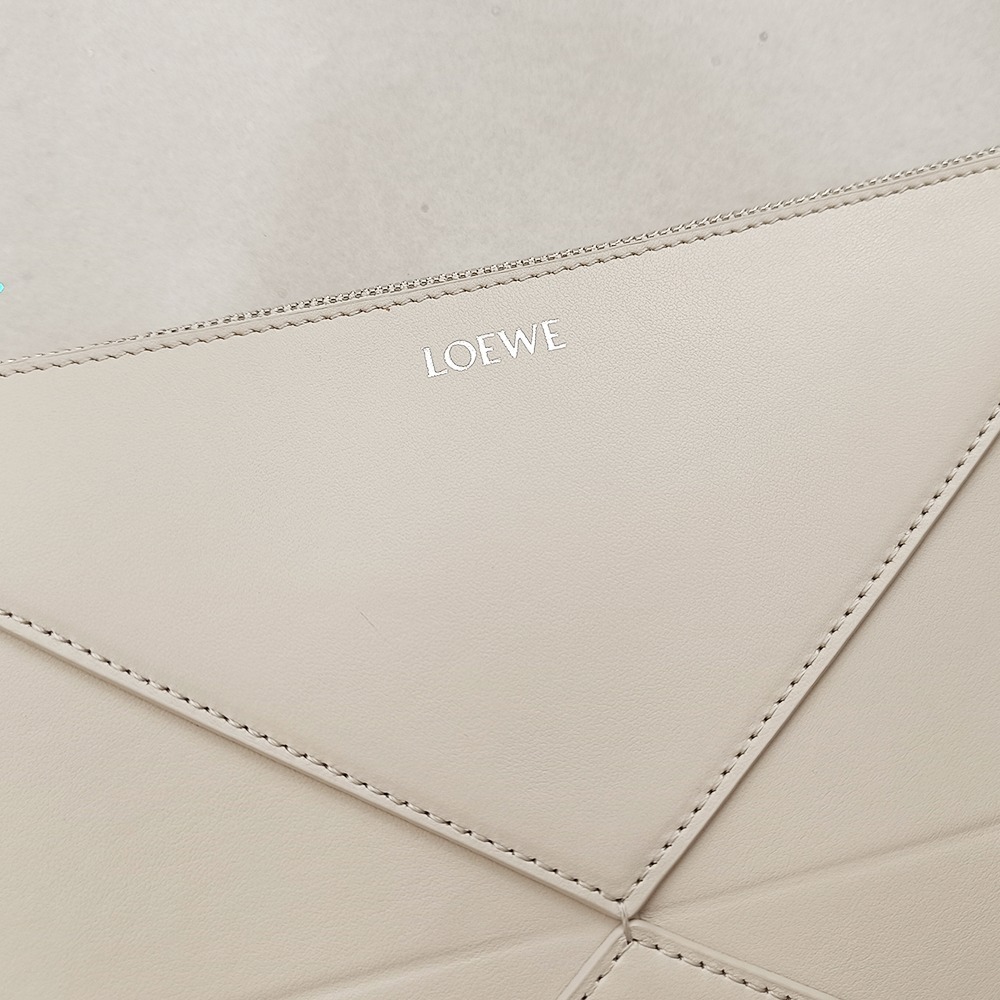 LOEWE パズルフォルド ポーチ（シャイニーナパカーフ）