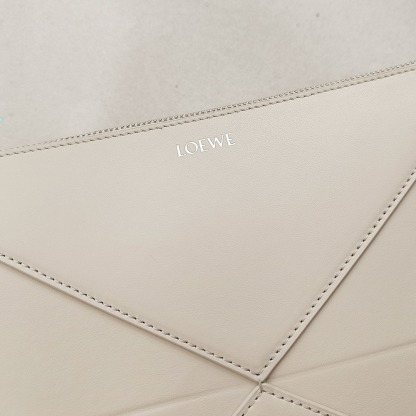 LOEWE パズルフォルド ポーチ（シャイニーナパカーフ）