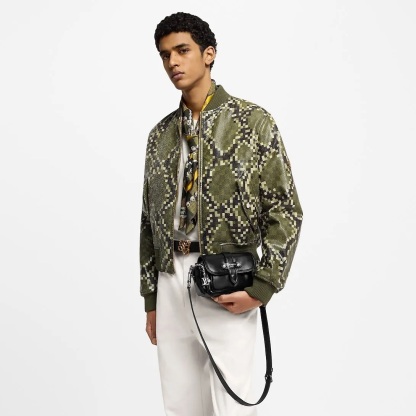 【男女問わず◎】LouisVuitton カーゴ ウェアラブル ウォレット