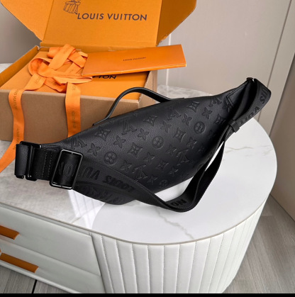 Louis Vuitton《モノグラムがお洒落》ラッシュ バムバッグ