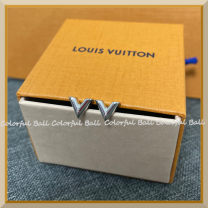 国内即発LouisVuittonスタッズ イヤリング・エセンシャルVメンズ