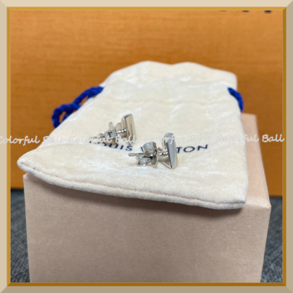 国内即発LouisVuittonスタッズ イヤリング・エセンシャルVメンズ