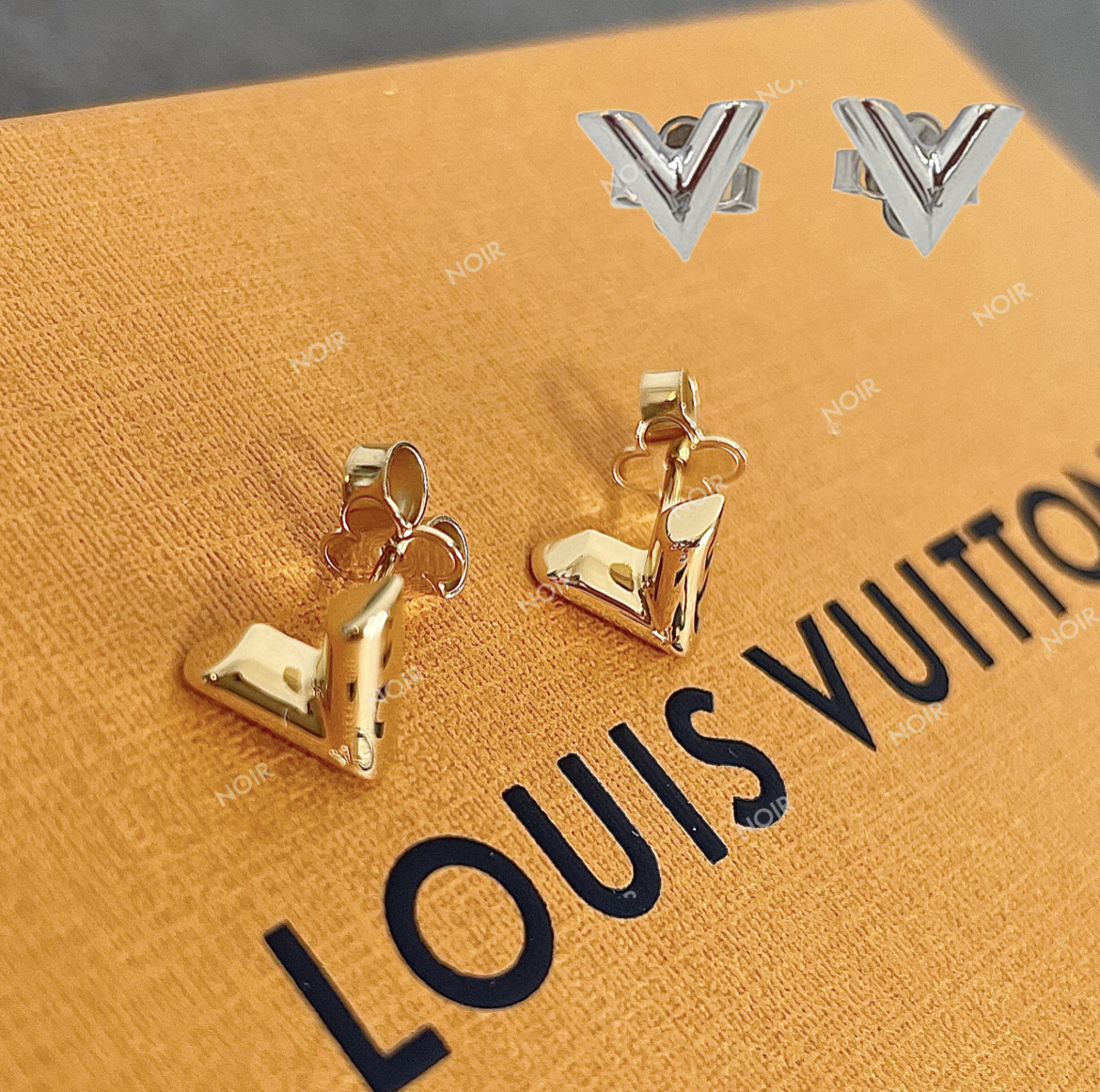 国内即発LouisVuittonスタッズ イヤリング・エセンシャルVメンズ