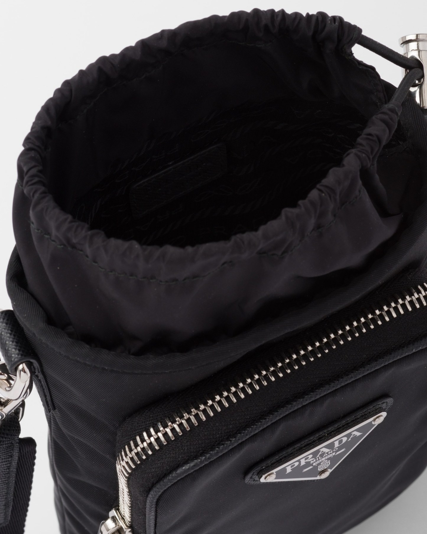 国内直営 **PRADA**　ナイロン スマートフォンケース