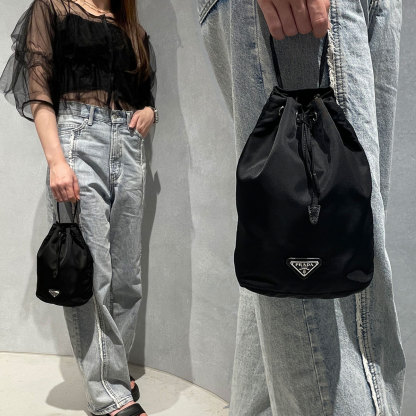 PRADA ナイロン 巾着ポーチ 三角ロゴ 1NA369