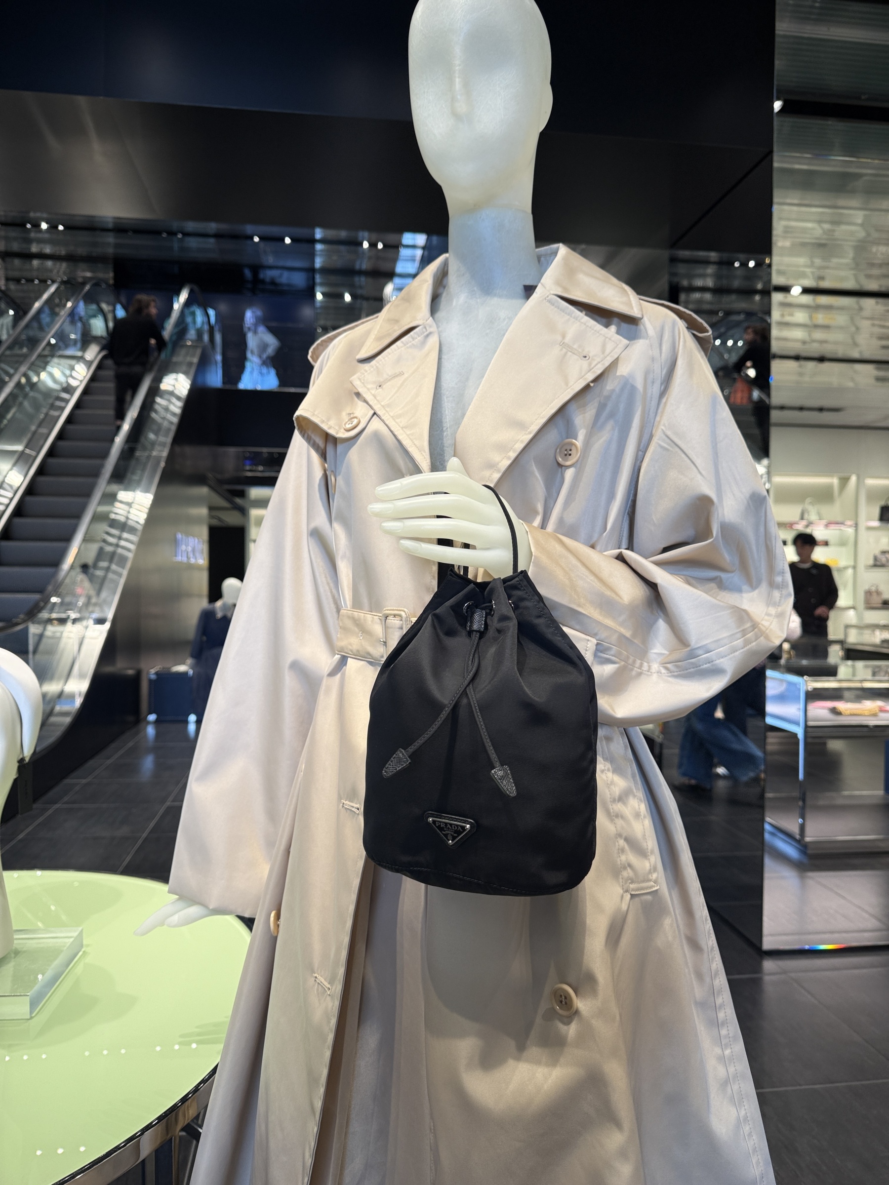 PRADA ナイロン 巾着ポーチ 三角ロゴ 1NA369