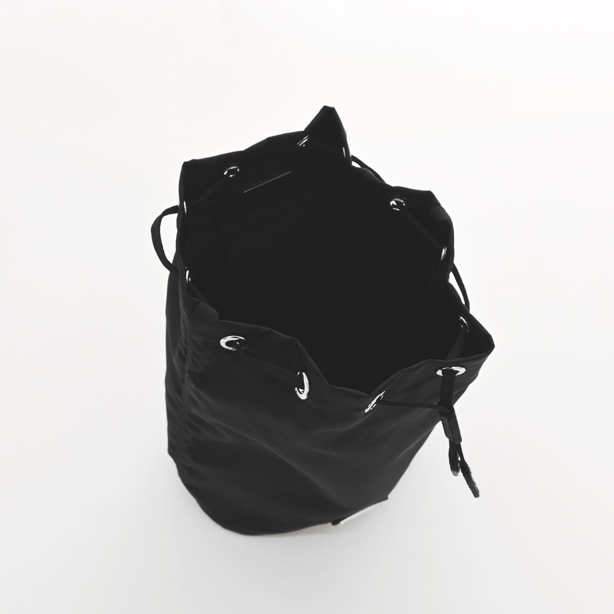 PRADA ナイロン 巾着ポーチ 三角ロゴ 1NA369