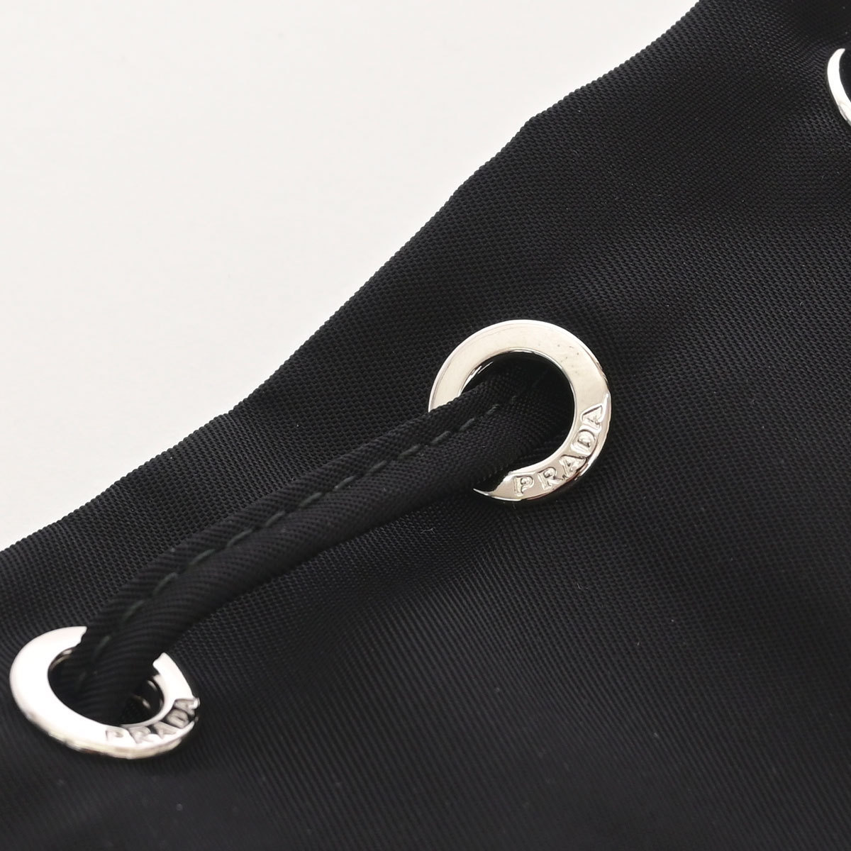 PRADA ナイロン 巾着ポーチ 三角ロゴ 1NA369