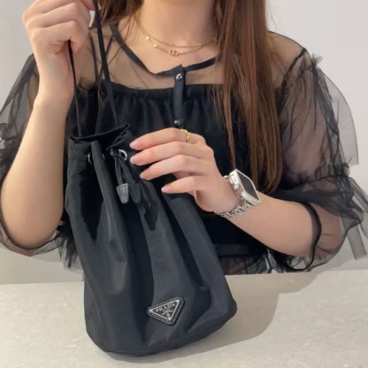 PRADA ナイロン 巾着ポーチ 三角ロゴ 1NA369