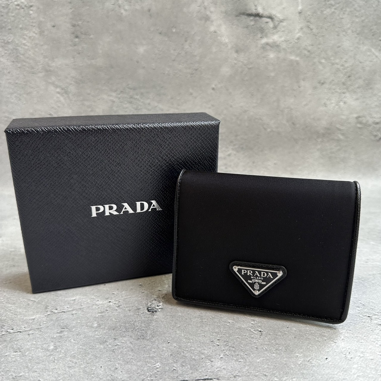 PRADA ナイロンxサファイアーノ 二折り財布 トライアングルロゴ