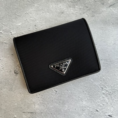 PRADA ナイロンxサファイアーノ 二折り財布 トライアングルロゴ
