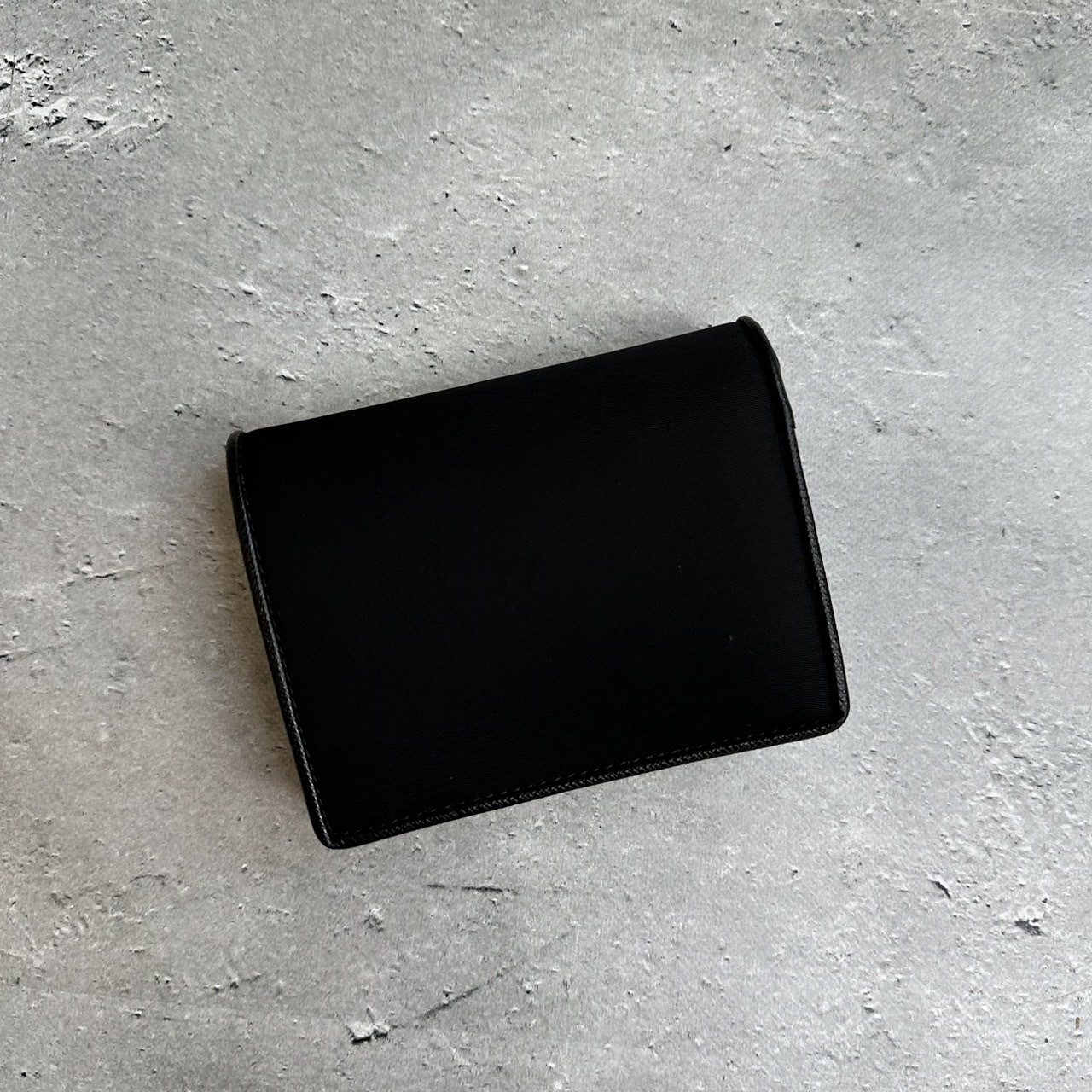 PRADA ナイロンxサファイアーノ 二折り財布 トライアングルロゴ