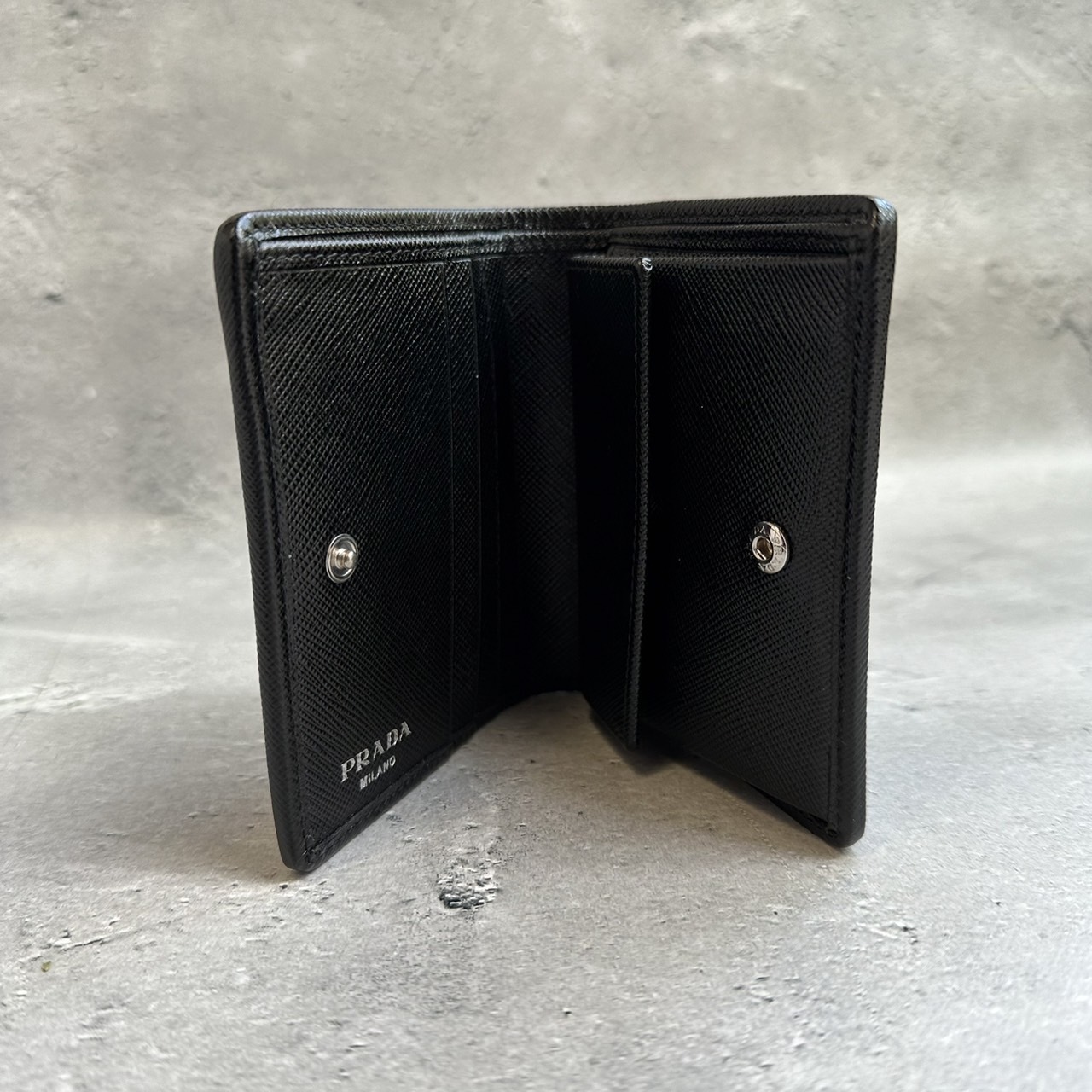 PRADA ナイロンxサファイアーノ 二折り財布 トライアングルロゴ