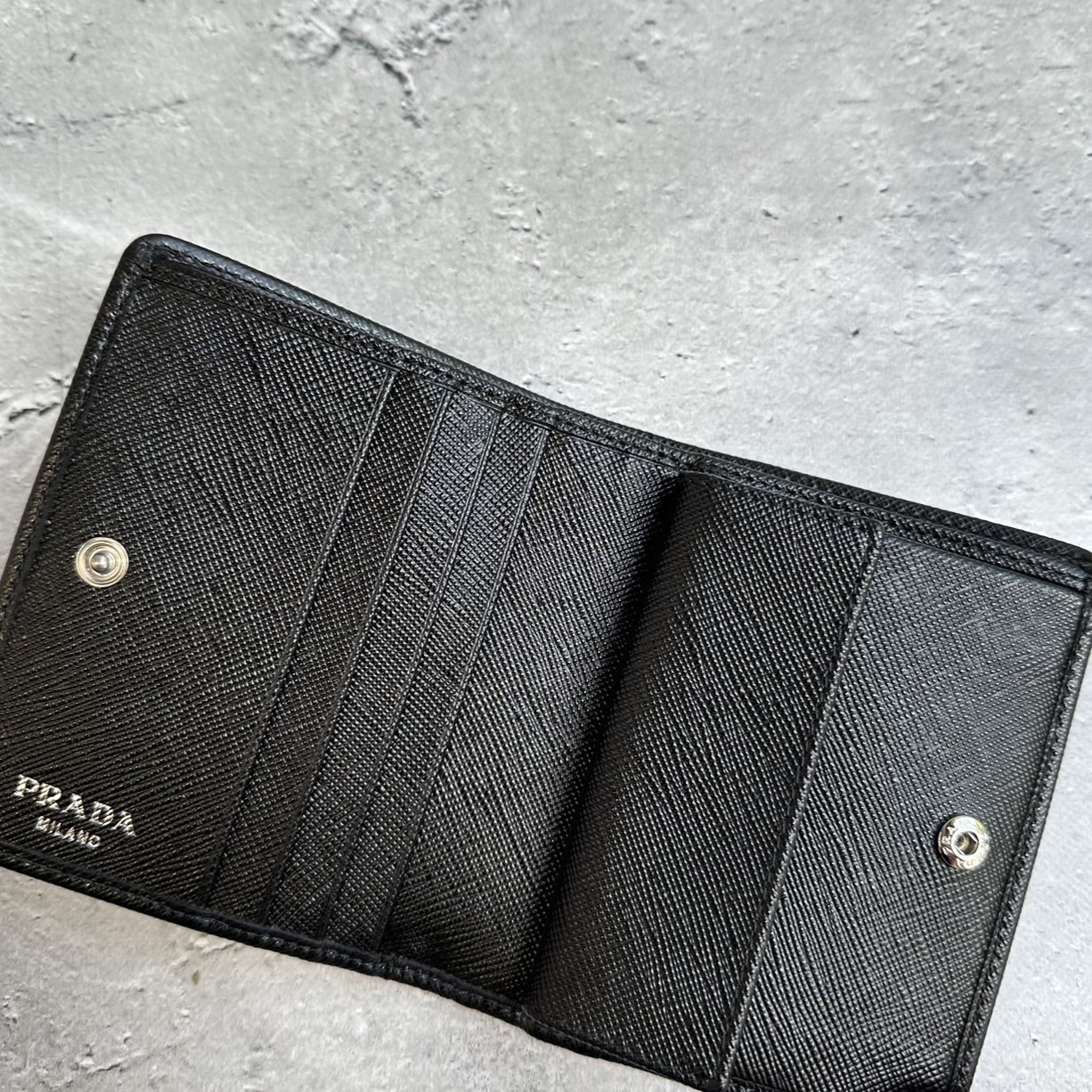 PRADA ナイロンxサファイアーノ 二折り財布 トライアングルロゴ