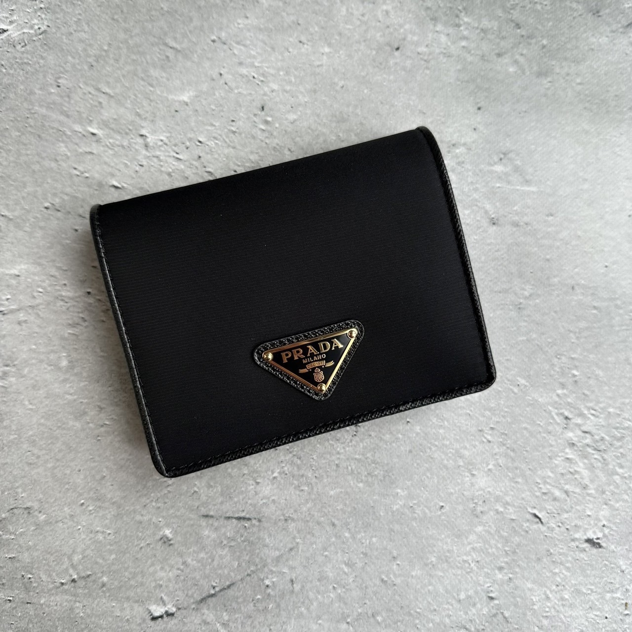 PRADA ナイロンxサファイアーノ 二折り財布 トライアングルロゴ