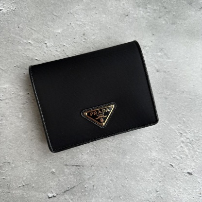 PRADA ナイロンxサファイアーノ 二折り財布 トライアングルロゴ