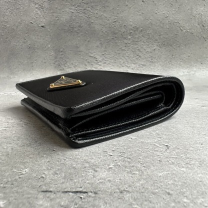 PRADA ナイロンxサファイアーノ 二折り財布 トライアングルロゴ