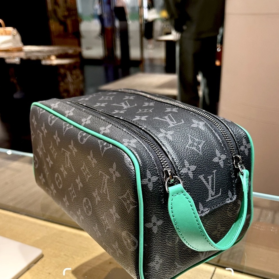 クール☆実用的【LOUIS VUITTON】ドップ キット クラッチバッグ