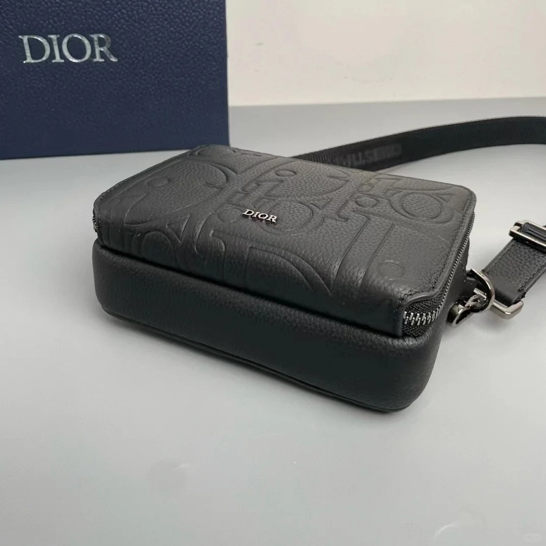 丁度良いお洒落サイズ★【 Dior 】ストラップ付き ジップポーチ
