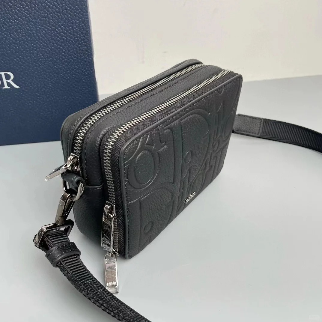 丁度良いお洒落サイズ★【 Dior 】ストラップ付き ジップポーチ