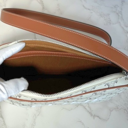 関税込 国内即発【CELINE】ミディアムメッセンジャーバッグ