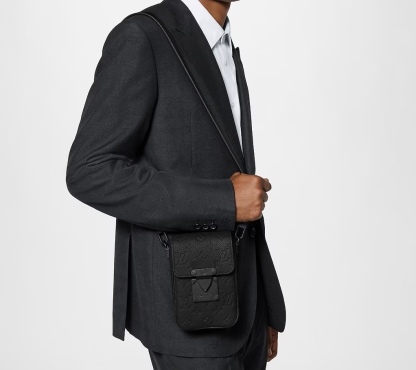 お出かけ 旅行に ヴィトン ショルダーバッグ ミニ 黒 財布