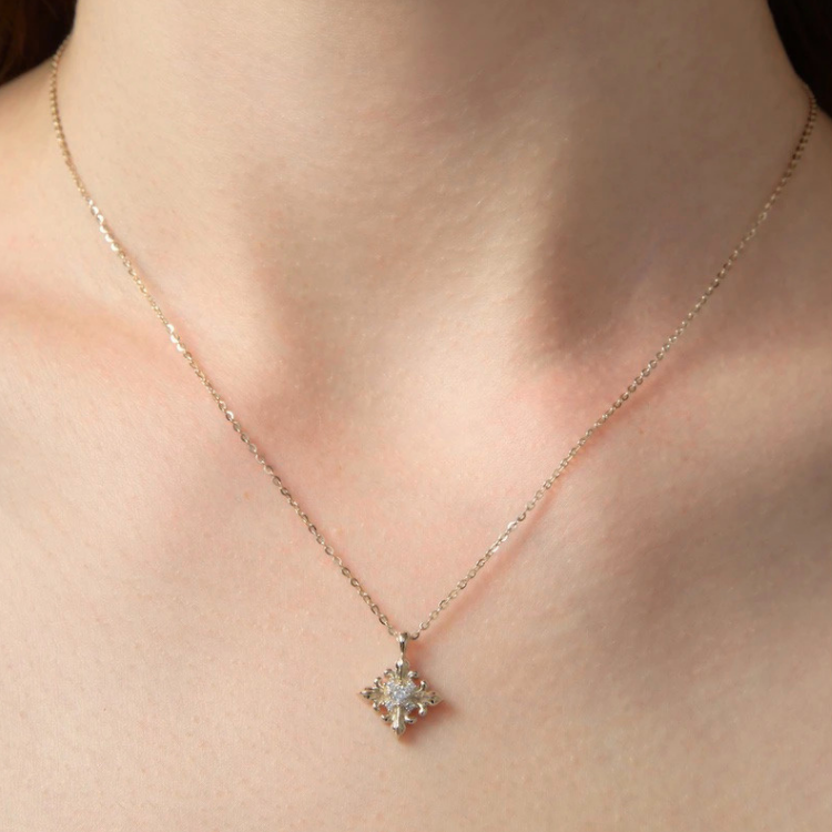 「香頌」｜法式鳶尾花十字項鍊（鈦金色）