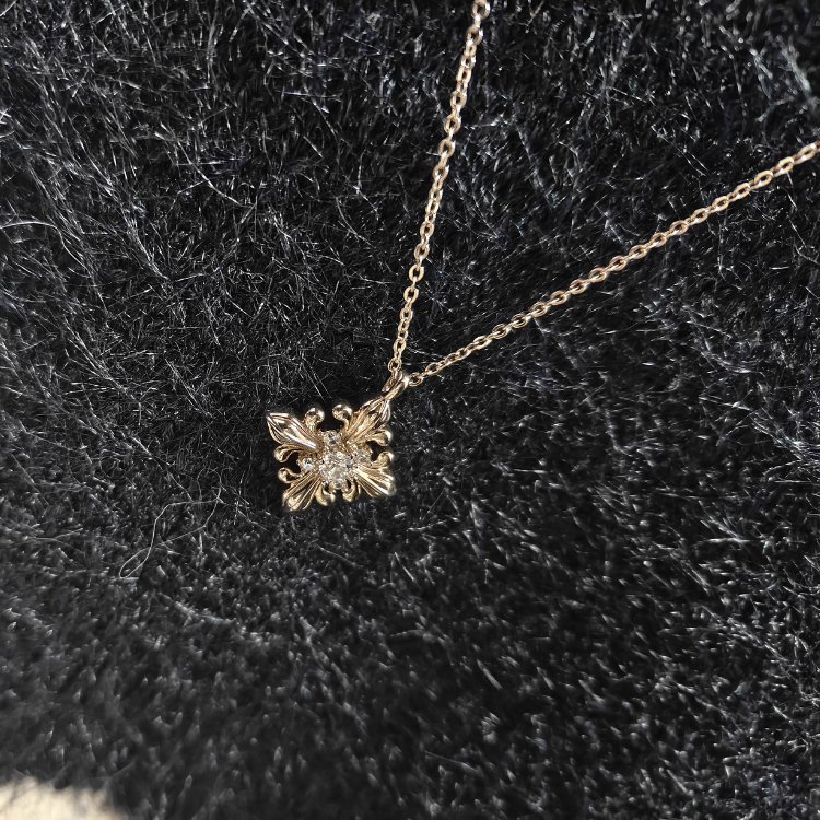 「香頌」｜法式鳶尾花十字項鍊（鈦金色）