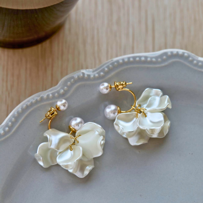 「霧靄花海」法式珍珠花朵耳釘｜兩戴式森系仙女風
