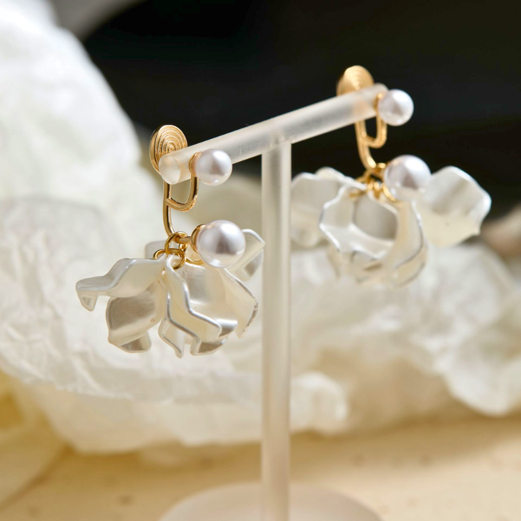 「霧靄花海」法式珍珠花朵耳釘｜兩戴式森系仙女風