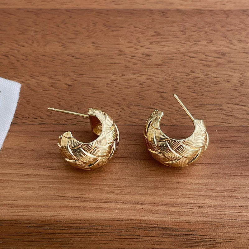 織紋拉絲 C 型耳環 – 雙重工藝的溫柔輪廓