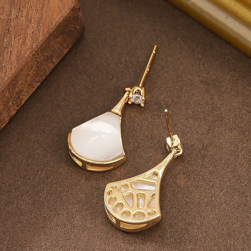 S925银针甜美精致极简风天然贝母扇形小裙子耳环女高级感百搭耳饰