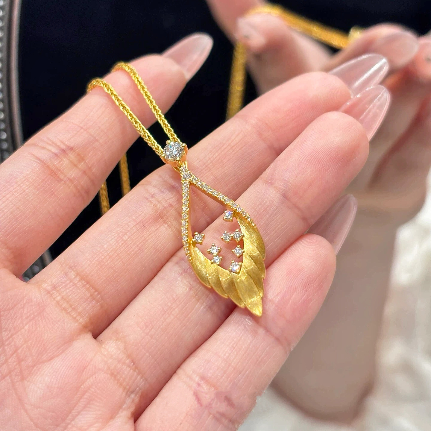 羽翼沙漏｜鋯石拉絲工藝項鍊｜質感好物推薦