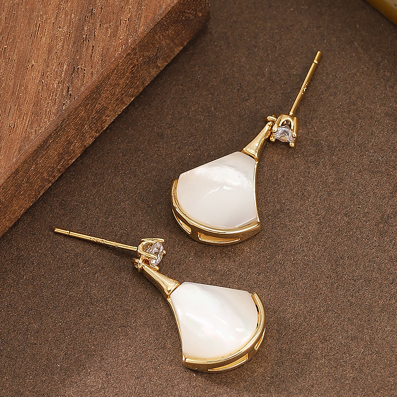 S925银针甜美精致极简风天然贝母扇形小裙子耳环女高级感百搭耳饰