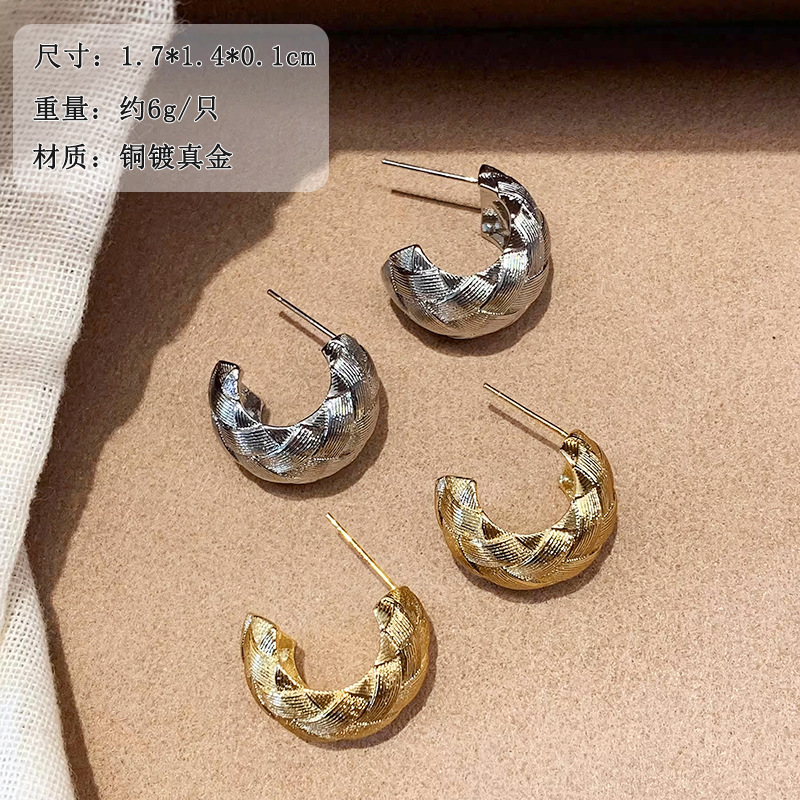 織紋拉絲 C 型耳環 – 雙重工藝的溫柔輪廓