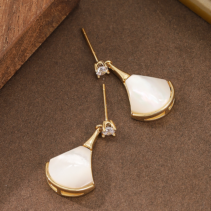 S925银针甜美精致极简风天然贝母扇形小裙子耳环女高级感百搭耳饰