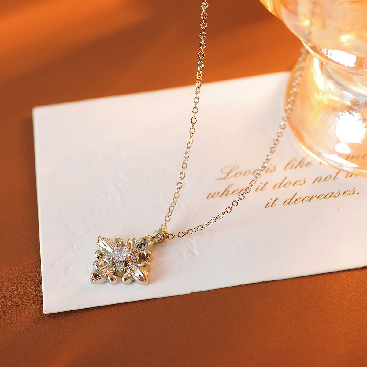 「香頌」｜法式鳶尾花十字項鍊（咖金色）