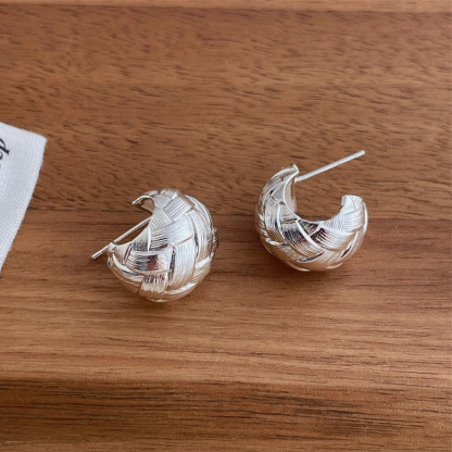 織紋拉絲 C 型耳環 – 雙重工藝的溫柔輪廓