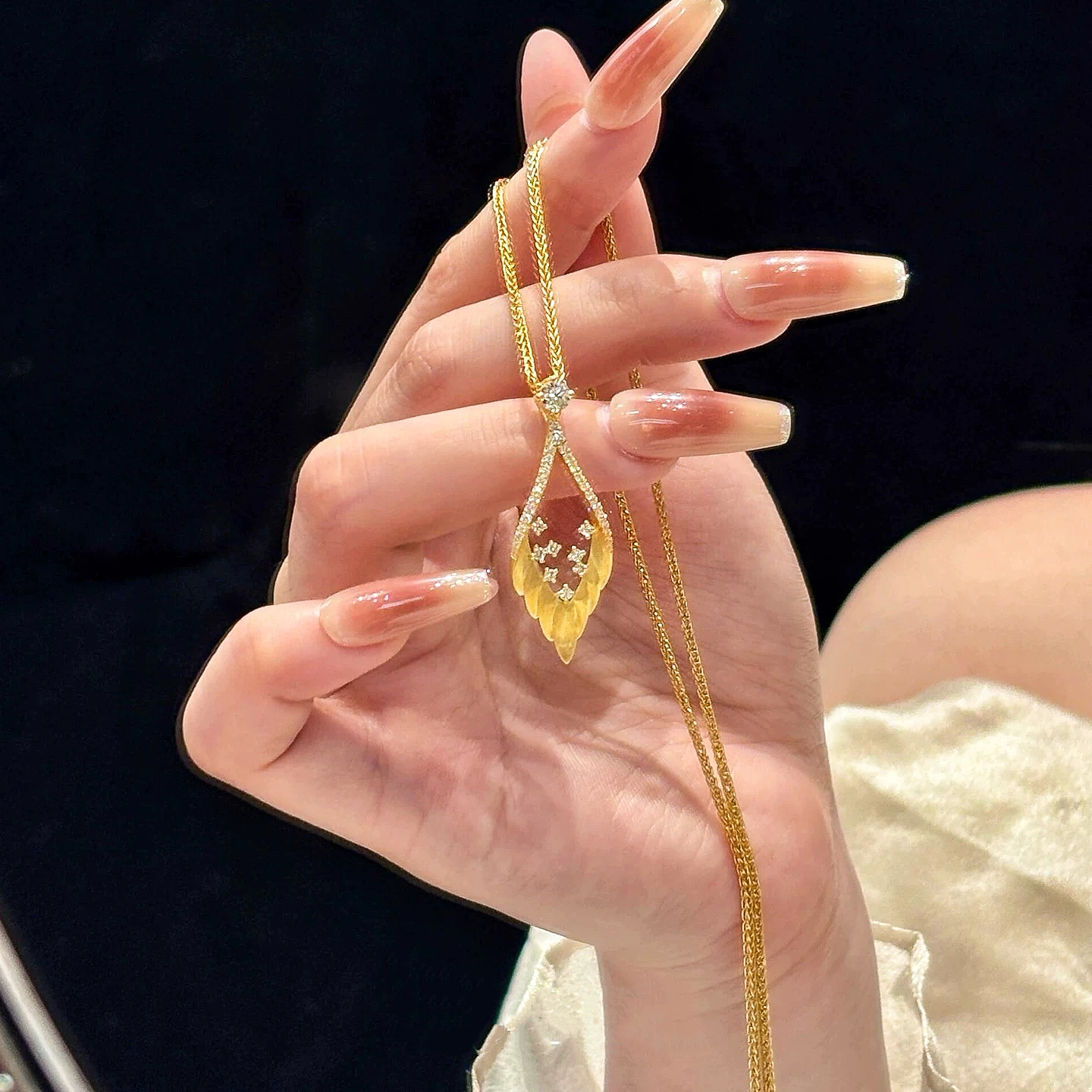 羽翼沙漏｜鋯石拉絲工藝項鍊｜質感好物推薦