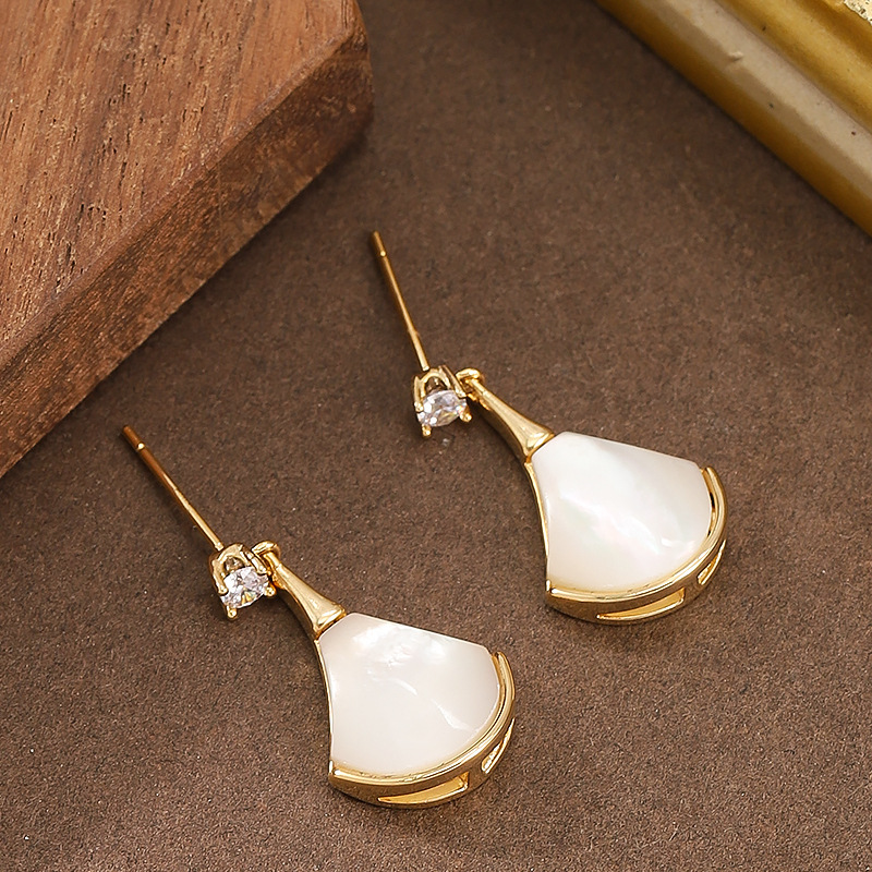 S925银针甜美精致极简风天然贝母扇形小裙子耳环女高级感百搭耳饰