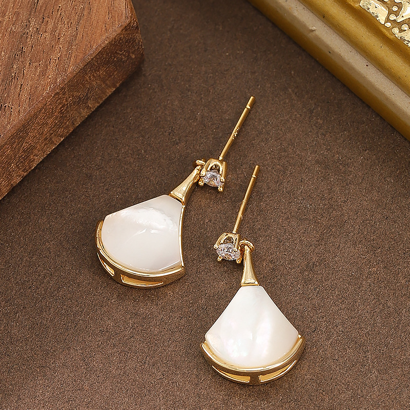 S925银针甜美精致极简风天然贝母扇形小裙子耳环女高级感百搭耳饰