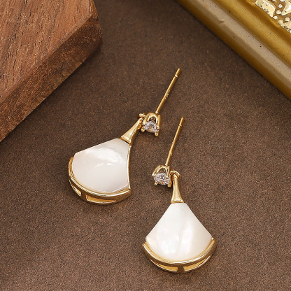 S925银针甜美精致极简风天然贝母扇形小裙子耳环女高级感百搭耳饰