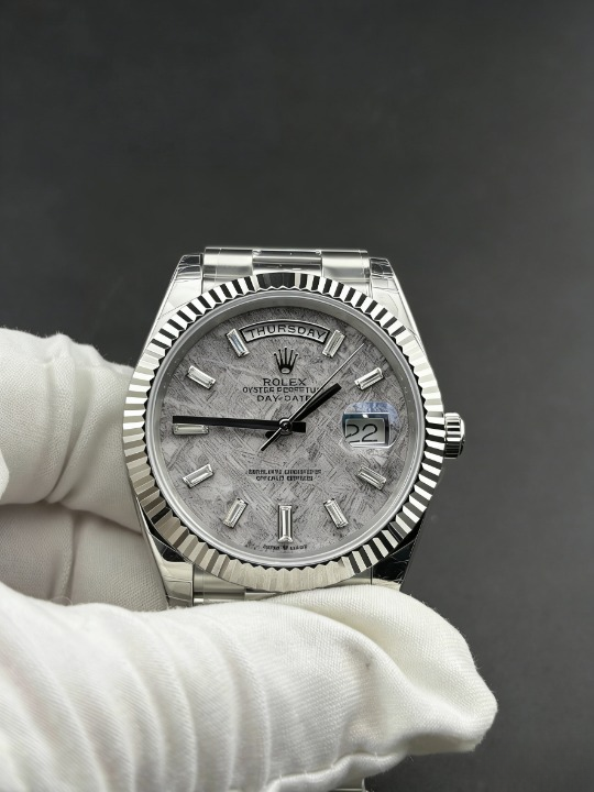 CLEANクリーン工場 ROLEXロレックスデイデイデイ ト 228239 40mmメテオライト文字盤ダイヤ目盛。 り フルーテッドベゼル プレジデントプレスレット 1:1精度