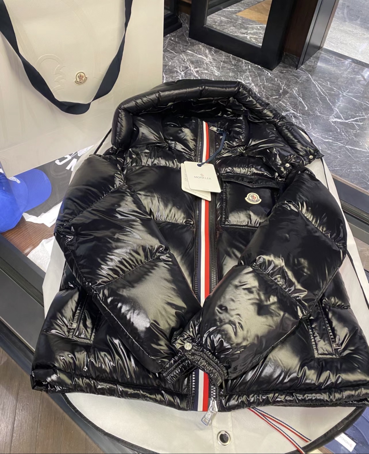 【公式認定ストア】MONCLERモンクレール 定番ダウンコート 限定発売中！多くの著名人やセレブに愛用されています! 爆買い！即完売必至 Montbeliard「三色ストライプジッパー」(さんしょくストライプジッパー)
