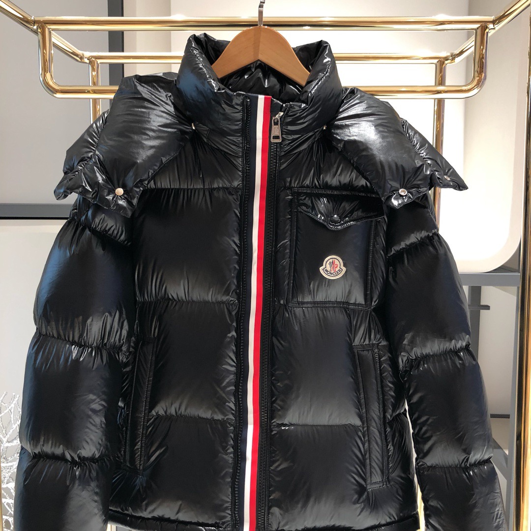 【公式認定ストア】MONCLERモンクレール 定番ダウンコート 限定発売中！多くの著名人やセレブに愛用されています! 爆買い！即完売必至 Montbeliard「三色ストライプジッパー」(さんしょくストライプジッパー)
