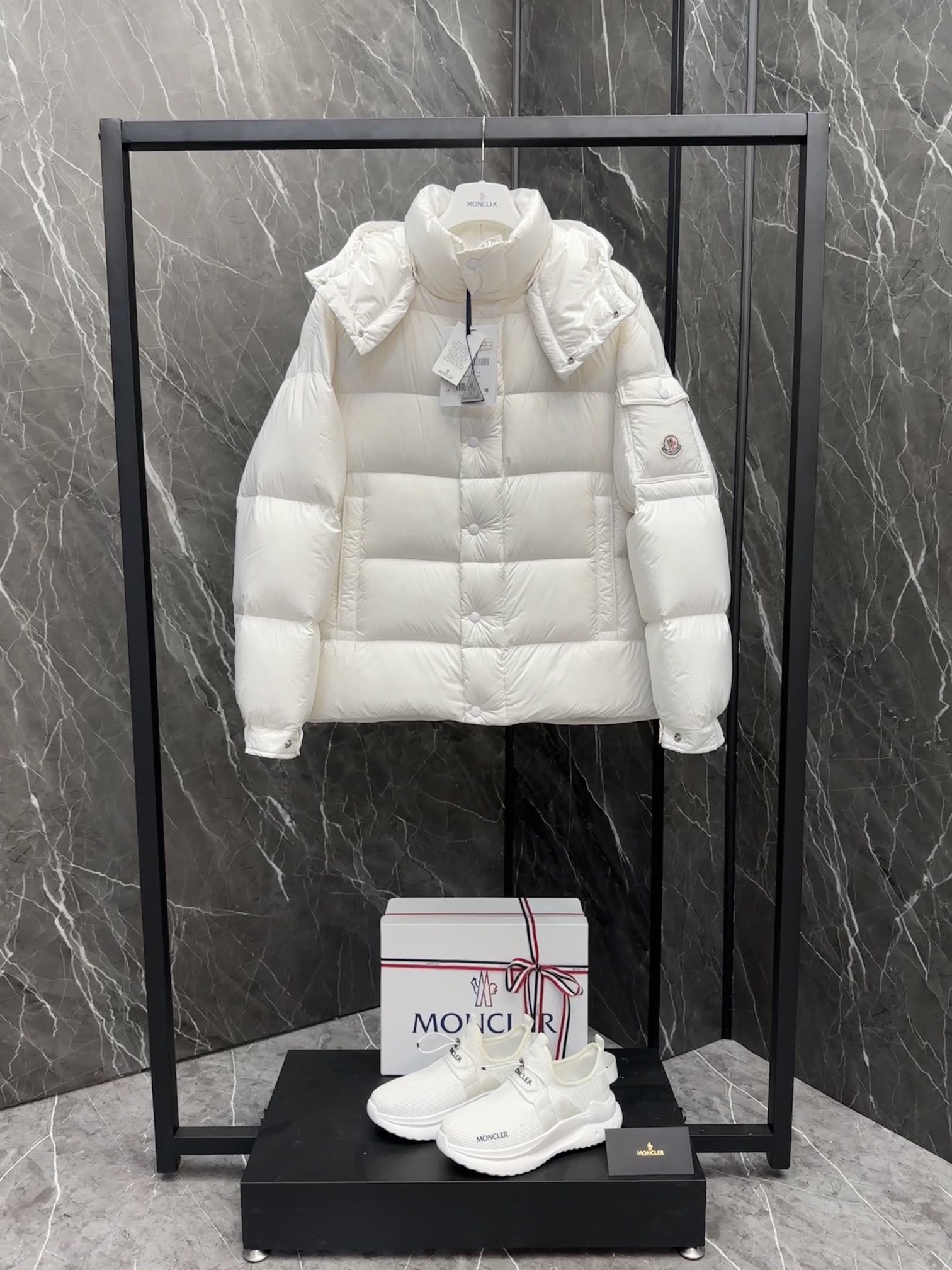 【公式認定ストア】MONCLERモンクレール 定番ダウンコート 限定発売中！多くの著名人やセレブに愛用されています! 爆買い！即完売必至 MAYA（ユニセックス）