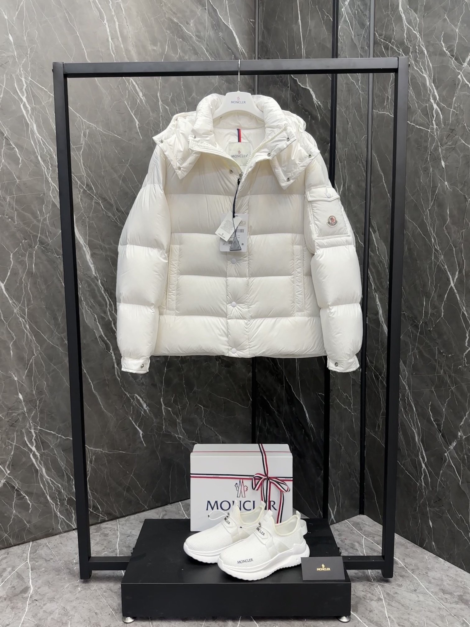 【公式認定ストア】MONCLERモンクレール 定番ダウンコート 限定発売中！多くの著名人やセレブに愛用されています! 爆買い！即完売必至 MAYA（ユニセックス）
