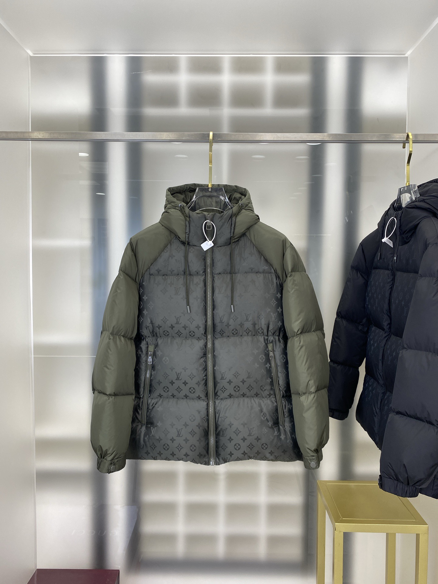 LOUIS VUITTON 2025年新作 LV ダウンジャケット フルロゴプリント ユニセックスモデル MONCLER