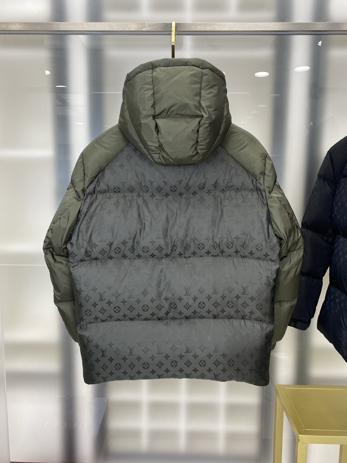 LOUIS VUITTON 2025年新作 LV ダウンジャケット フルロゴプリント ユニセックスモデル MONCLER