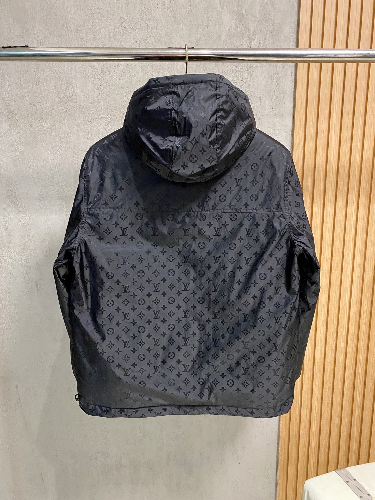 LOUIS VUITTON 2025年新作 LV ダウンジャケット フルロゴプリント ユニセックスモデル  MONCLER